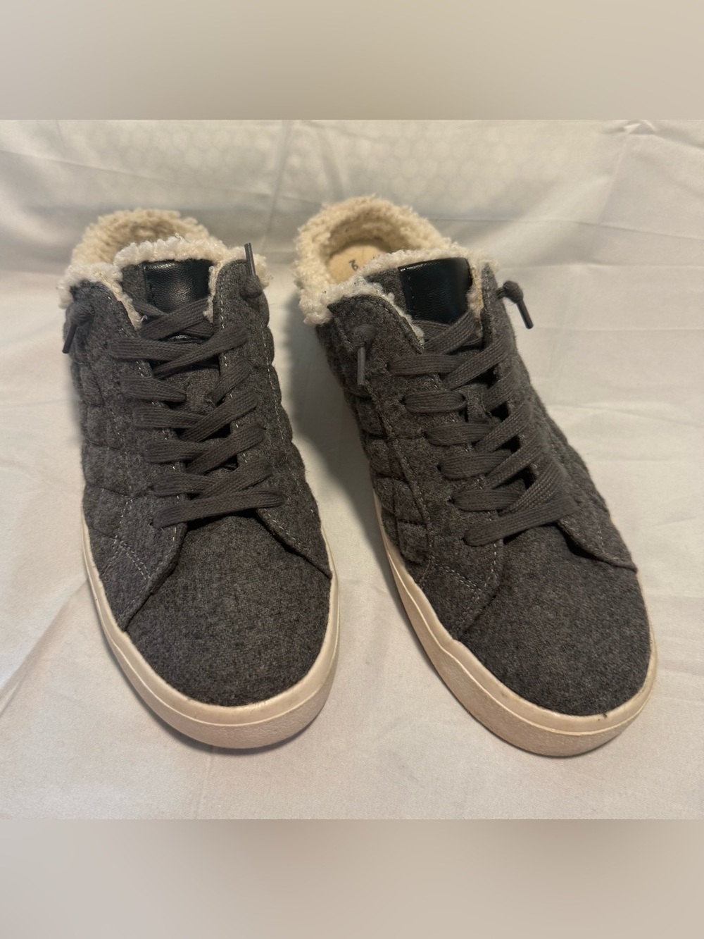 Time and Tru Women’s Cozy Gray Sherpa-Lined Slip-On Sneakers- Size 9